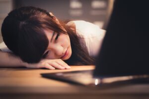 Read more about the article 寝ても疲れが取れない…睡眠の質を低下させる原因について考える